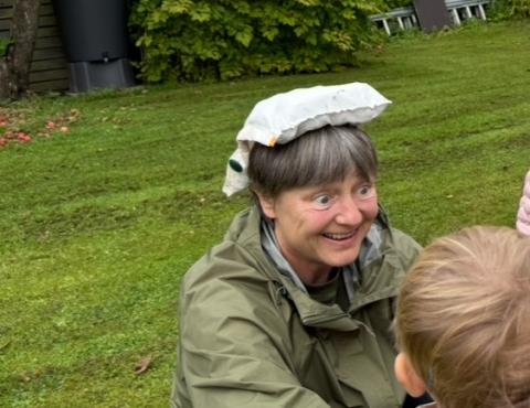 kastanjepose på hoved